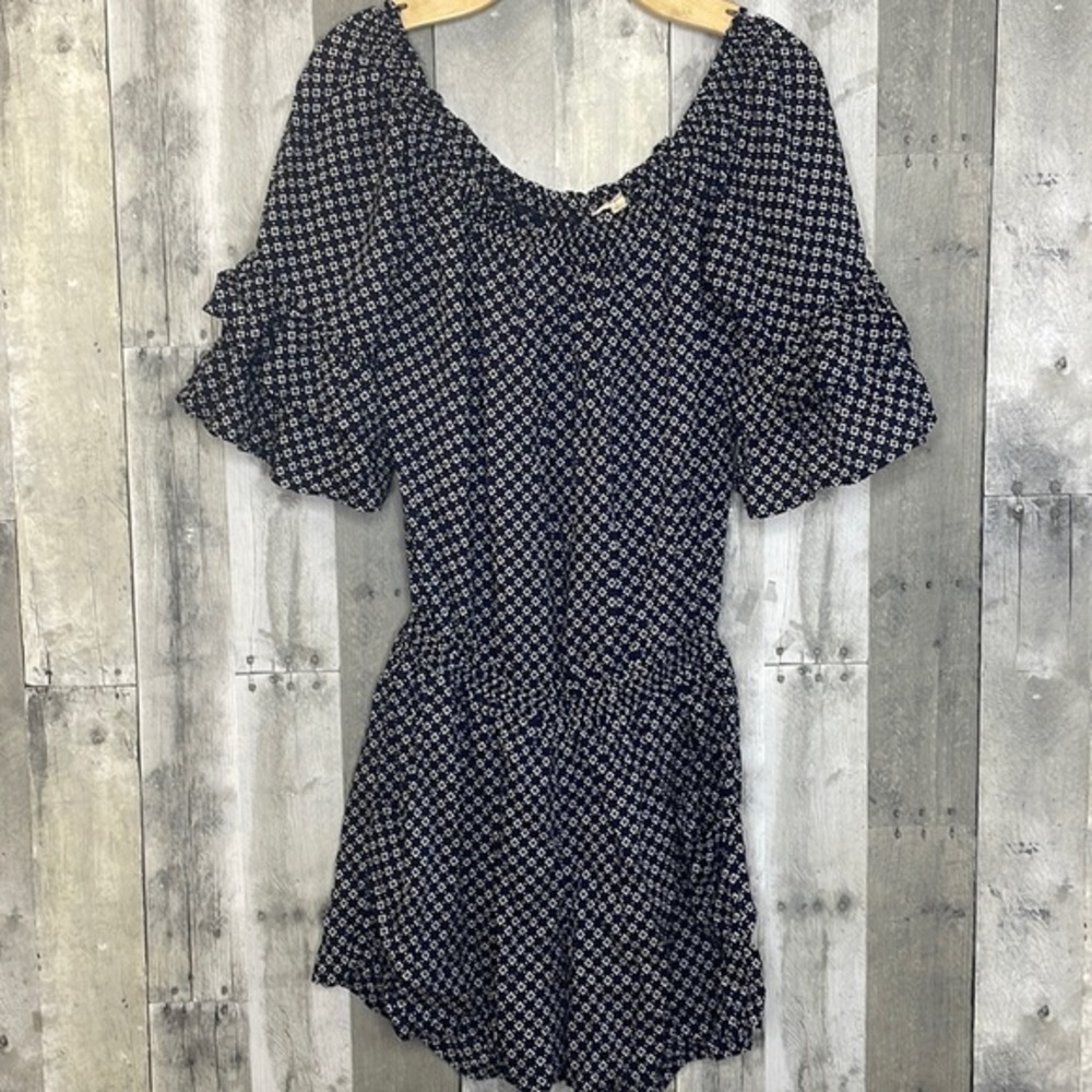 𝅺WOMEN’S blue and while patterned romper with pockets & bell sleeves. Large. EUC
